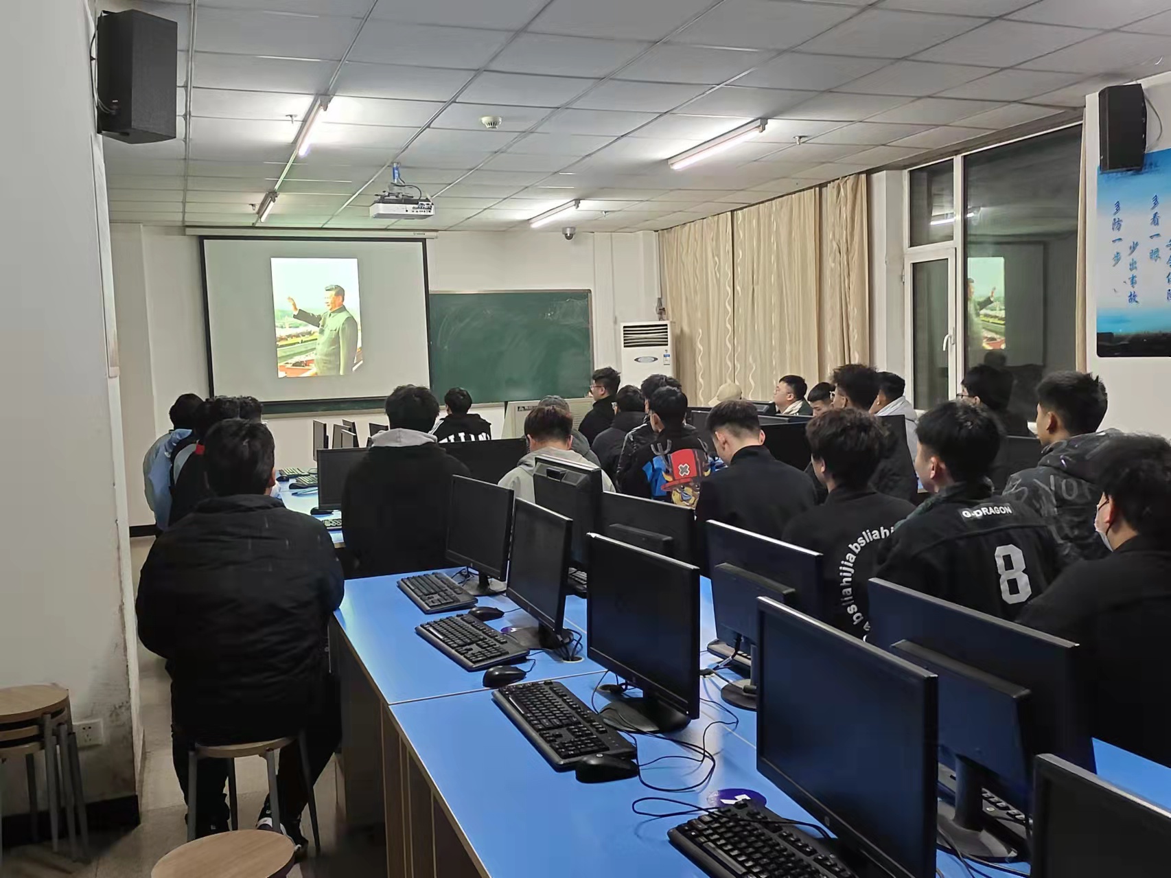 陈聪老师给学生上开学第一课.jpg 陈聪老师给学生上开学第一课.jpg