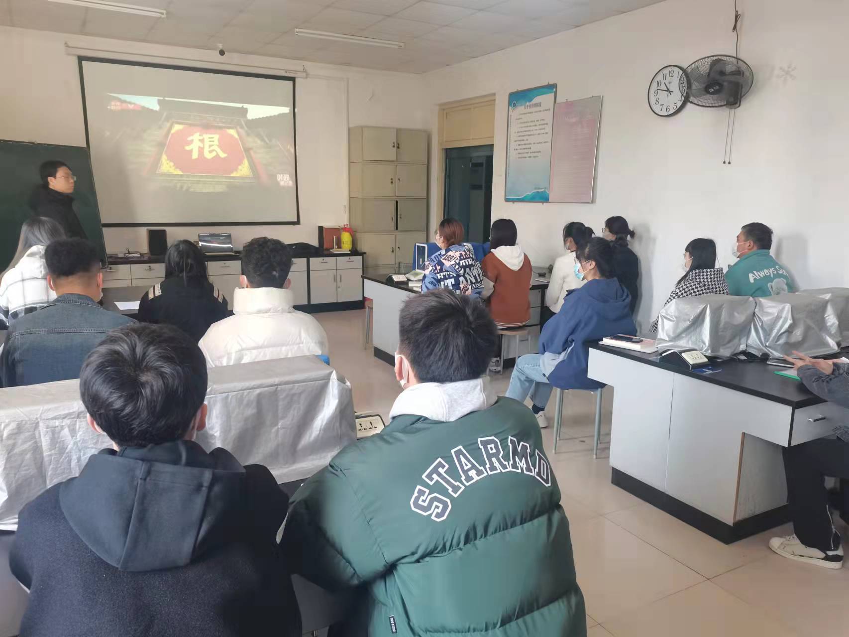 常越凡老师给学生上开学第一课.jpg 常越凡老师给学生上开学第一课.jpg